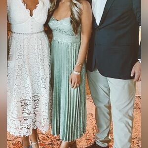 Lulu’s Sage Green Floral Pleated Midi Dress Size Small